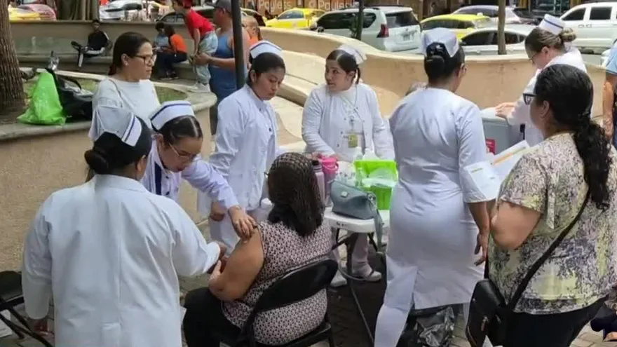 Health workers administering influenza vaccines during a vaccination campaign in Chiriquí, Panama