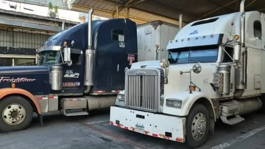 Cargo trucks on a Panamanian highway representing freight transport and logistics costs