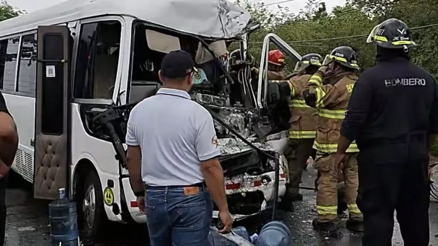 Emergency response after a bus and truck collision on the road toward Chepo in eastern Panama