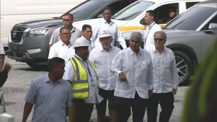 President José Raúl Mulino touring the construction site of the new Hospital del Niño in Panama City