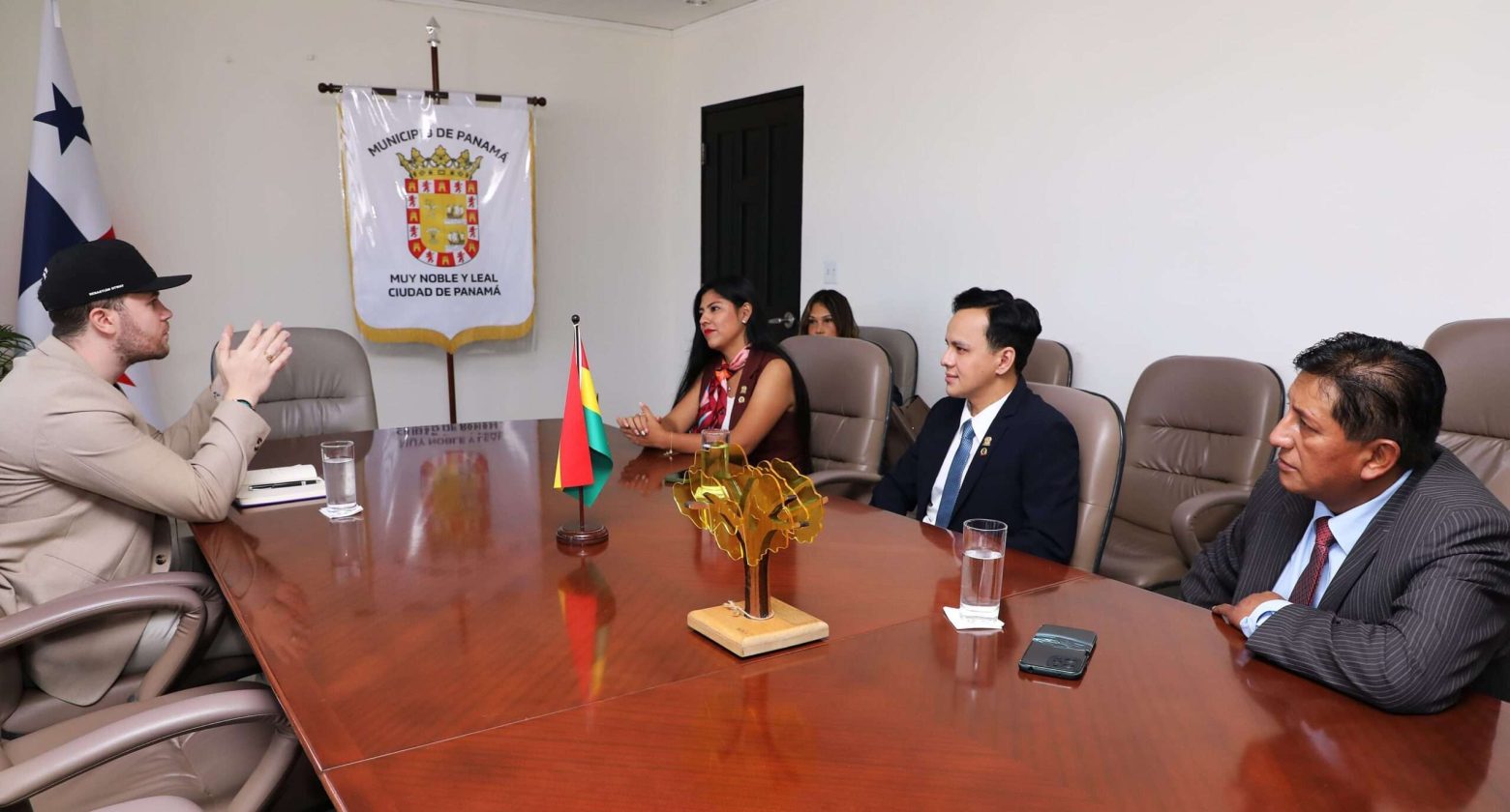 Municipal officials in Panama City meeting with visiting Bolivian lawmakers in an office setting to discuss cooperation and urban projects