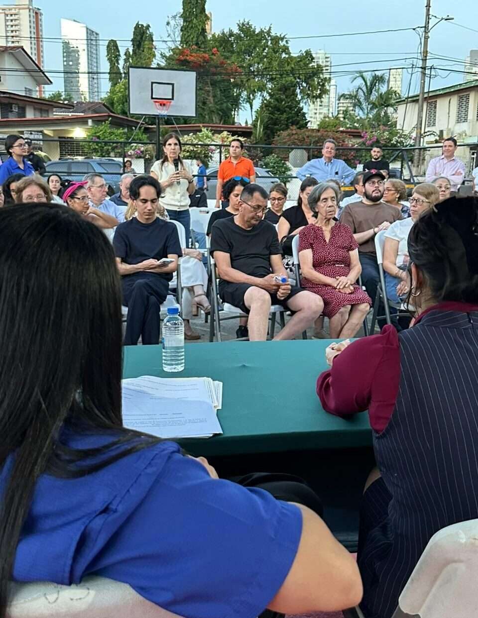 Residents and local officials gathered during a public hearing at Parque Rosendo Jurado in San Francisco, Panama City, discussing park improvement projects