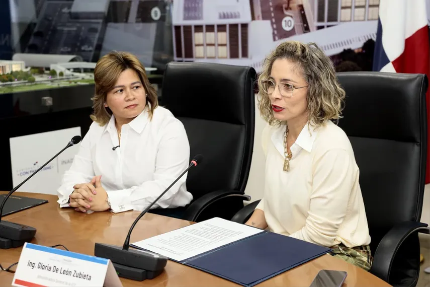 Tourism officials in Panama signing a cooperation agreement to streamline tourist guide certification