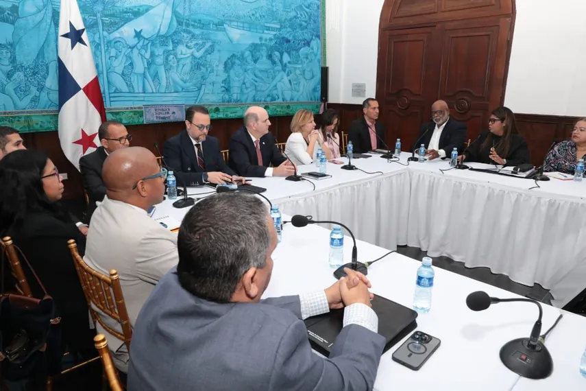 Transport sector representatives meeting with Panamanian government officials inside the Presidential Palace to discuss fuel prices and subsidy measures