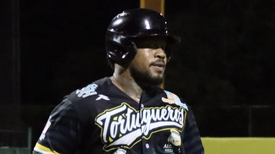 Baseball players on a Panamanian field during a Béisbol Mayor semifinal game