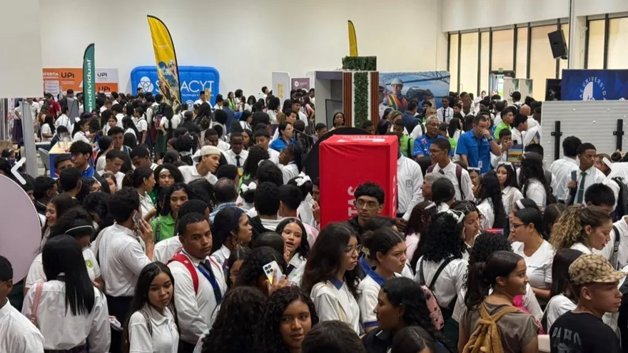 Students speaking with academic representatives at a vocational guidance fair in Ciudad del Saber, Panama