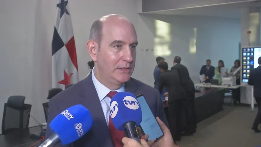 Finance Minister Chapman presenting economic growth figures in Panama while lawmakers discuss unemployment concerns