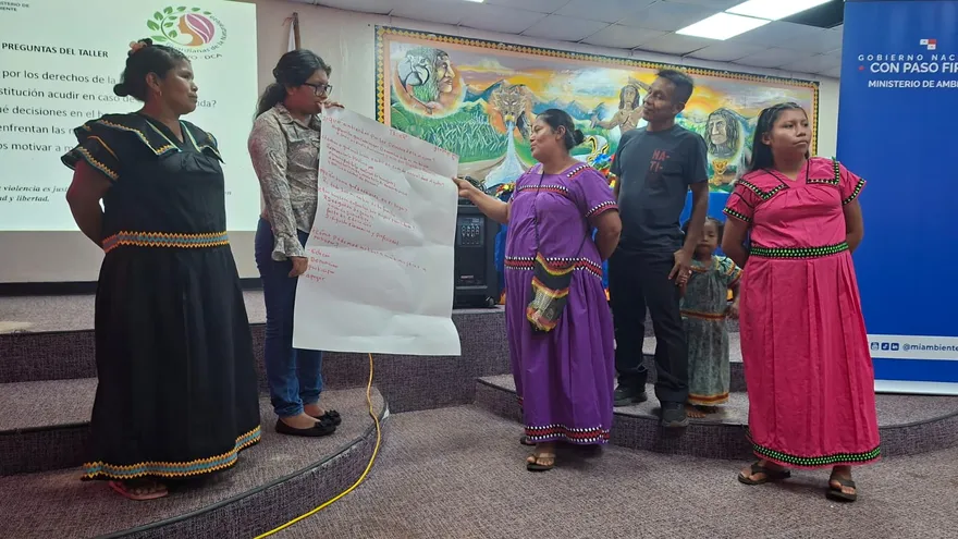 Community members in the Ngäbe-Buglé Comarca taking part in a sustainable tourism and training initiative amid a green natural landscape