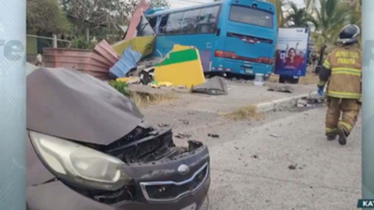 Police and emergency responders near a damaged bus after a deadly road crash in Chame, Panama Oeste