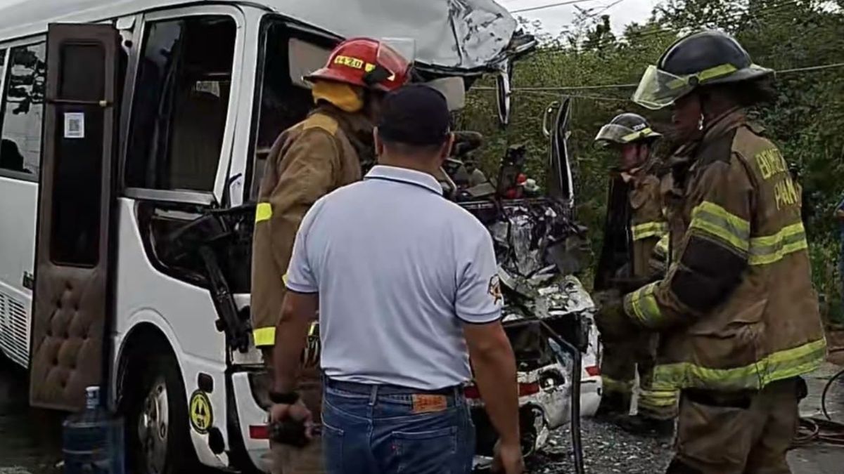 Emergency responders assisting injured passengers after a bus and truck collision in Chepo, Panama