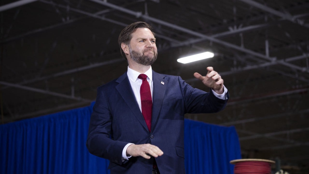 US and Iranian flags displayed outside a diplomatic meeting venue in Islamabad