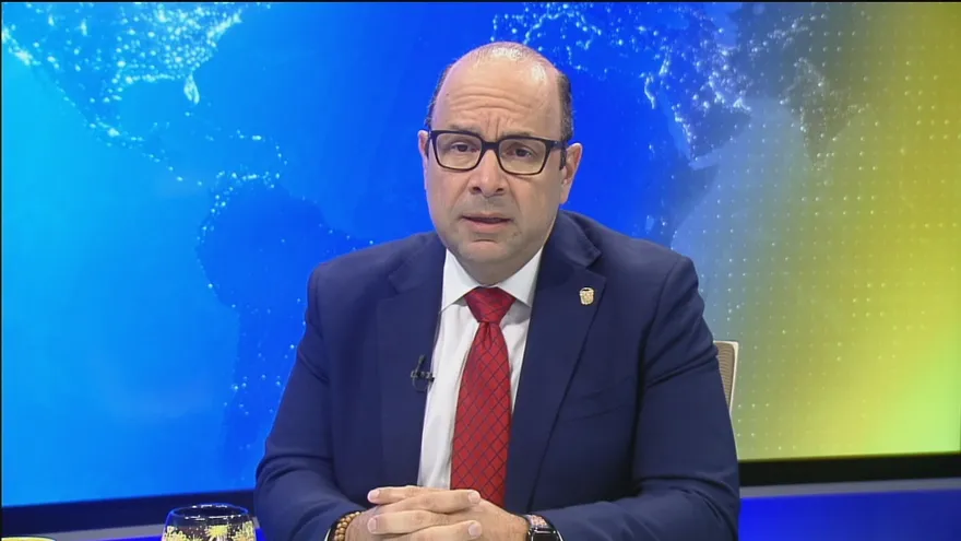 Eduardo Leblanc speaking at an official podium during a public announcement in Panama