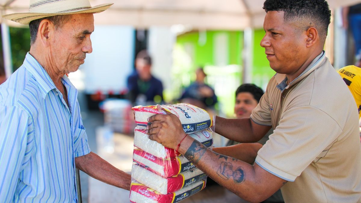 Shoppers browsing affordable food products at a Panama agro-fair organized by the Institute of Agricultural Marketing