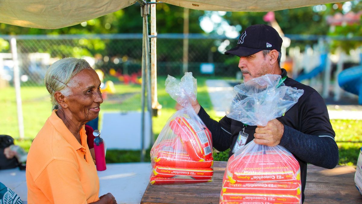 Shoppers waiting in line at a Panama agroferia to buy affordable food items