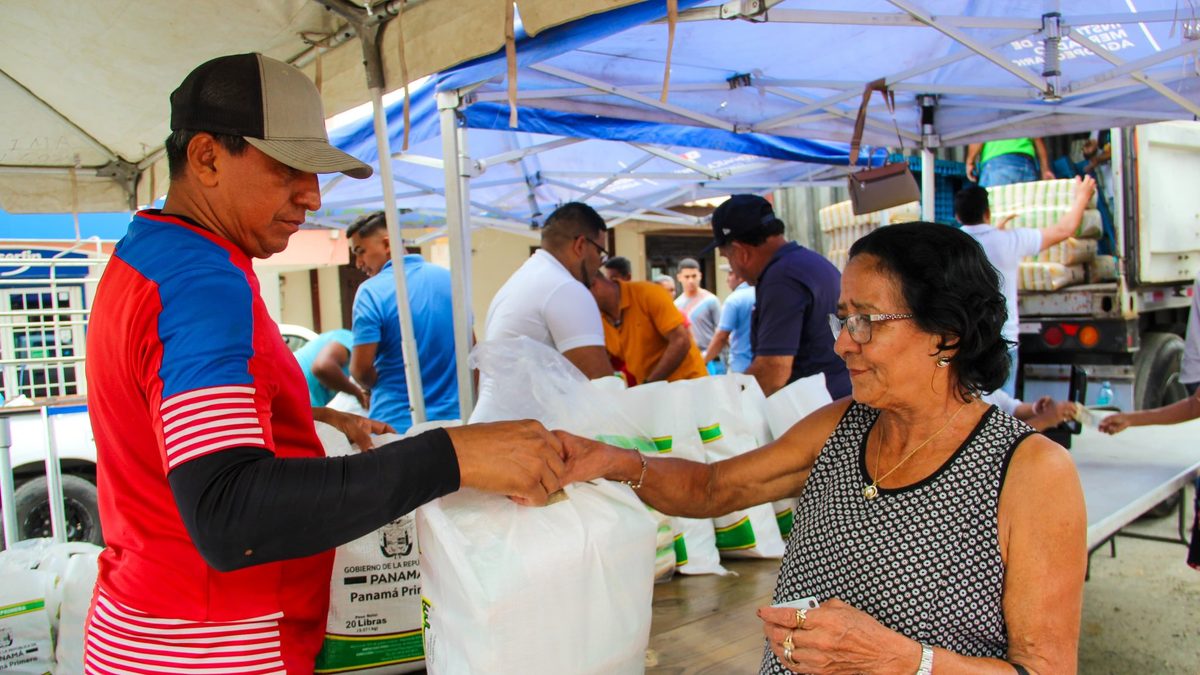 People lining up at a government-run agroferia in Panama with shoppers presenting their identity cards
