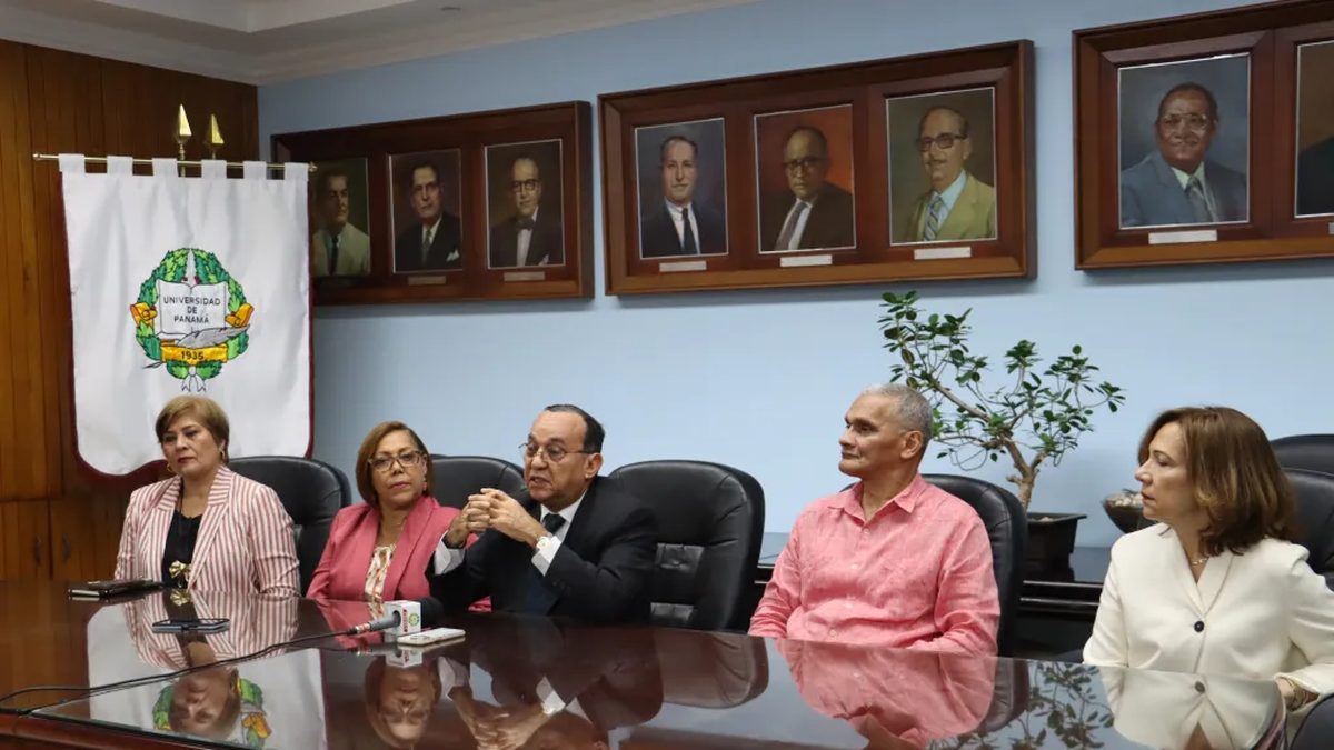 University of Panama administrative building with staff and students moving across campus