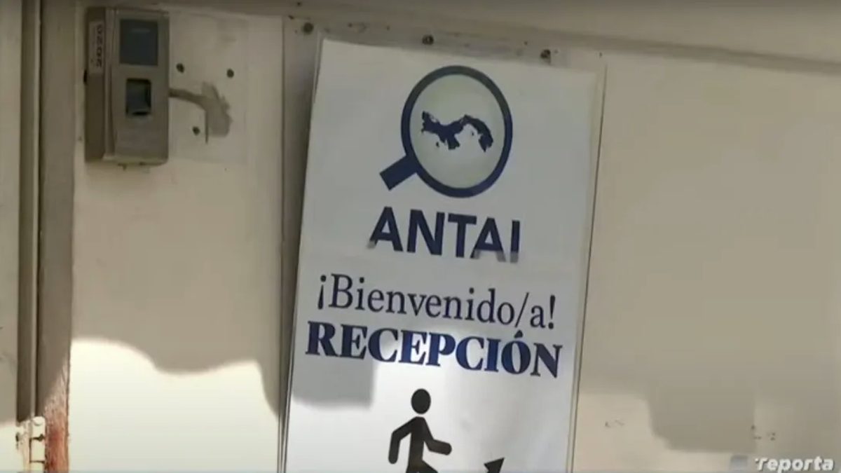 A Panamanian municipal building or local government office representing transparency investigations by ANTAI