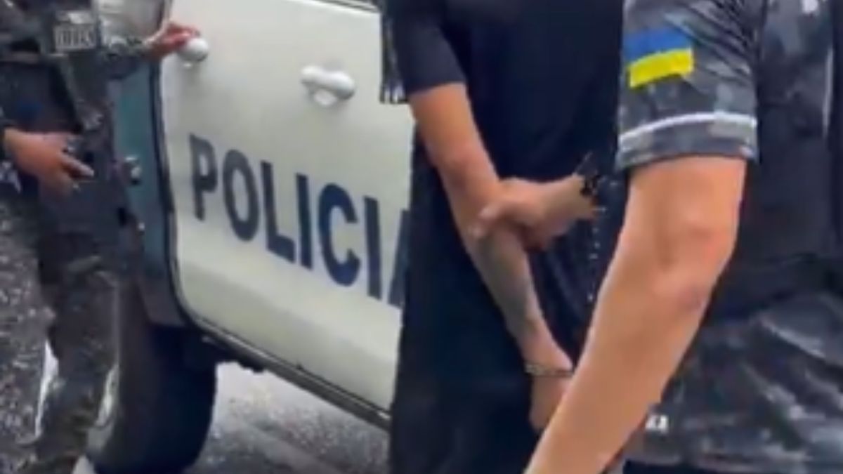 Police officers standing near a street in Valle Urracá during an operation after a shooting incident