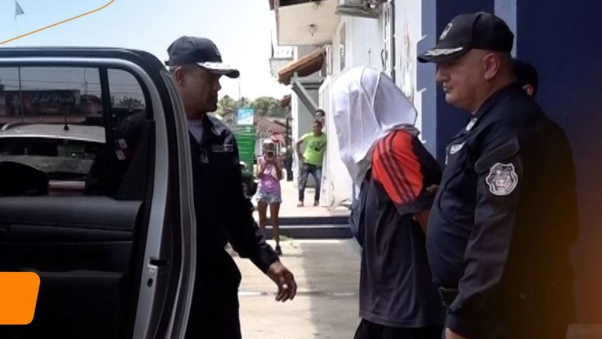 A courthouse scene in Panama with legal documents symbolizing a child abduction case in Los Santos