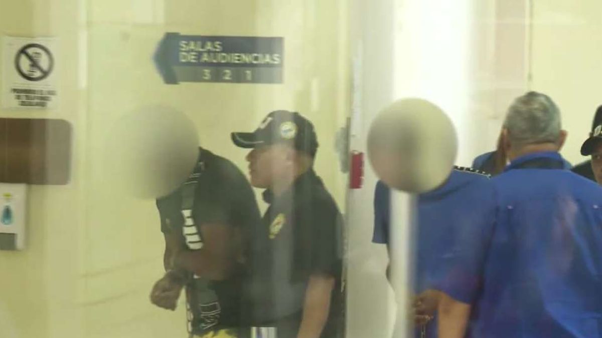 Police officers and a courthouse setting in Panama linked to a homicide case involving officer Albis Espinosa