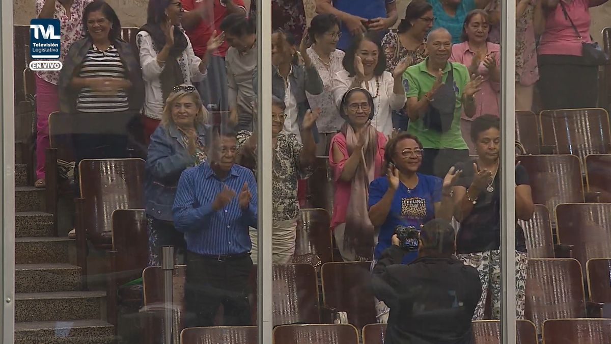 Retired teachers and lawmakers in Panama linked to approval of a pension payment bill