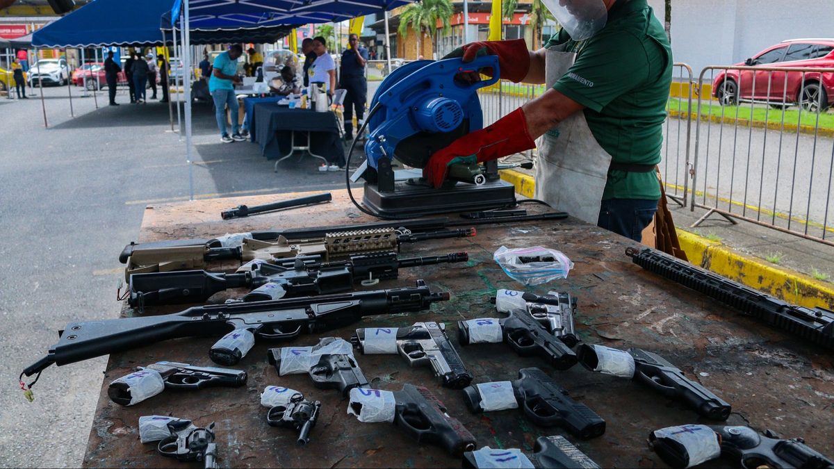 People gathering near Plaza 5 de Mayo in Panama City for a community weapons-for-food exchange program