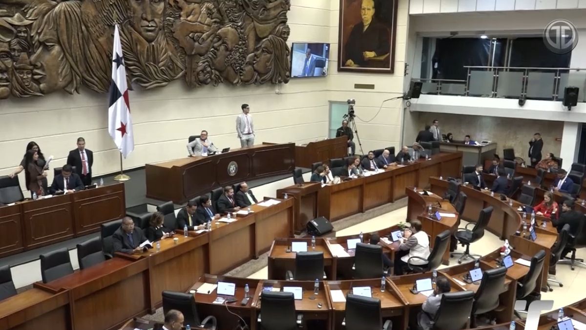 Lawmakers in Panama’s National Assembly discussing water service problems linked to IDAAN