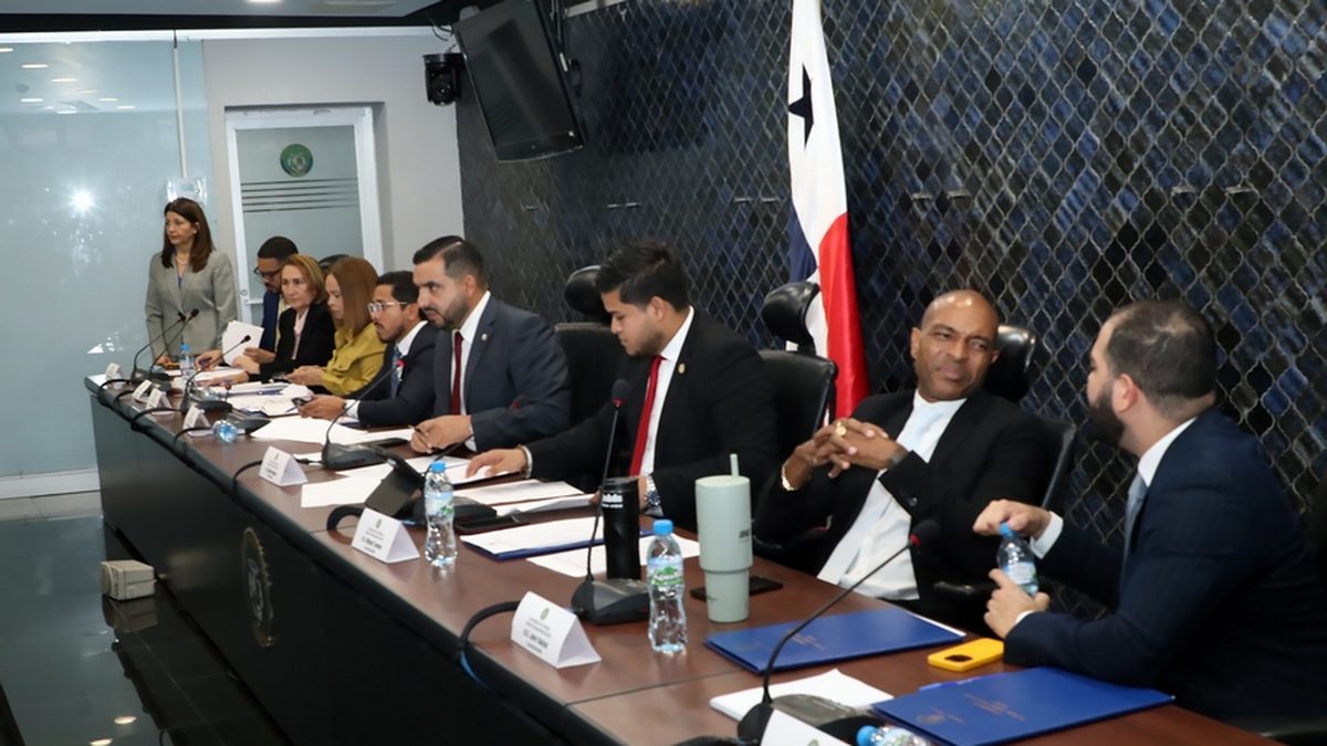 Members of Panama’s National Assembly during a legislative session discussing benefits for retirees and pensioners