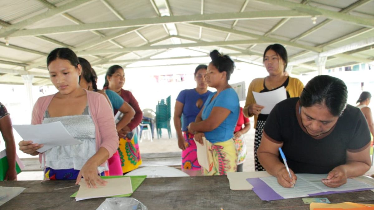Families and students preparing documents at an IFARHU office in Panama for a scholarship application process
