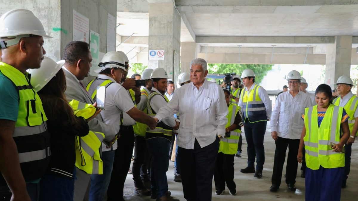 Construction progress on the new Hospital del Niño in Panama, showing the main tower under development