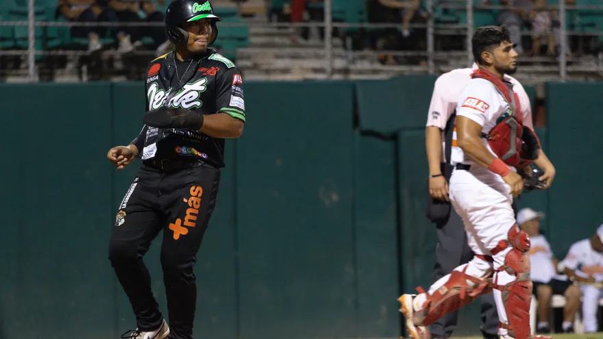Baseball players preparing for a semifinal game in Panama's national Béisbol Mayor championship