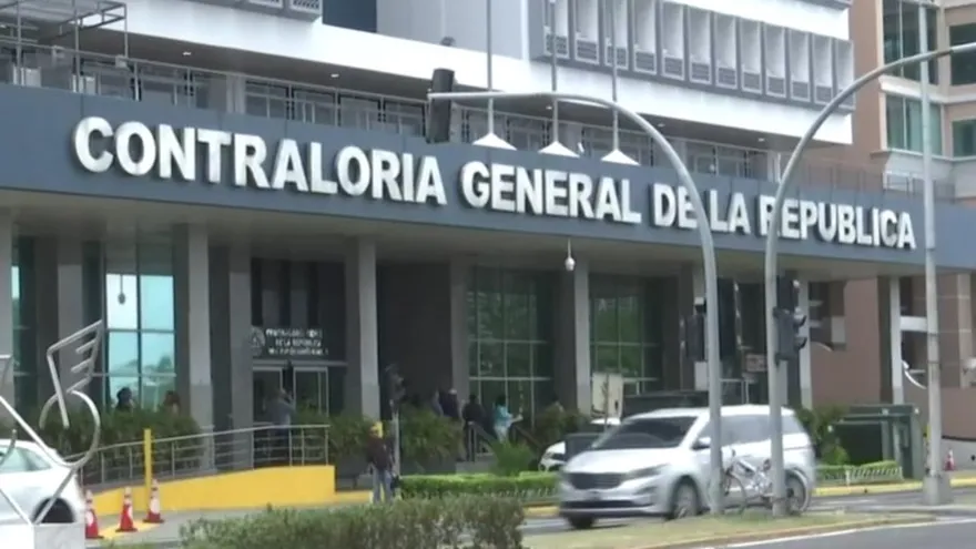 A smartphone showing a social media app beside the Panama government insignia representing an official account security warning