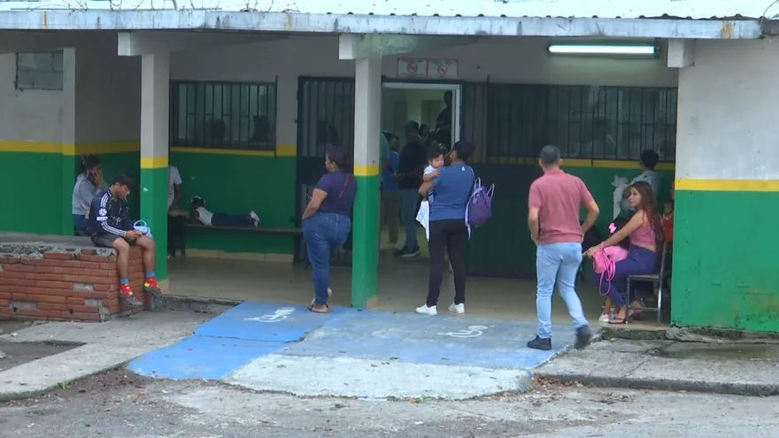 A public health center in Panama with patients waiting near the entrance during daytime hours