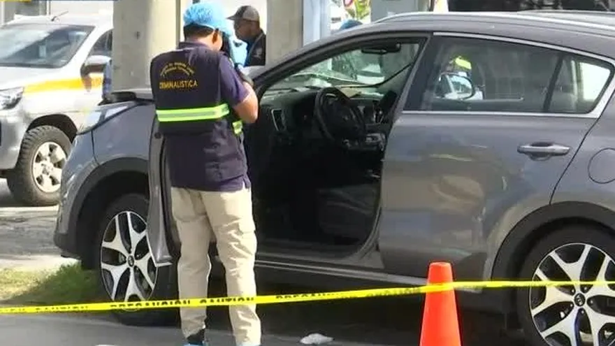 Police or forensic investigators examining a vehicle at a crime scene in Panama