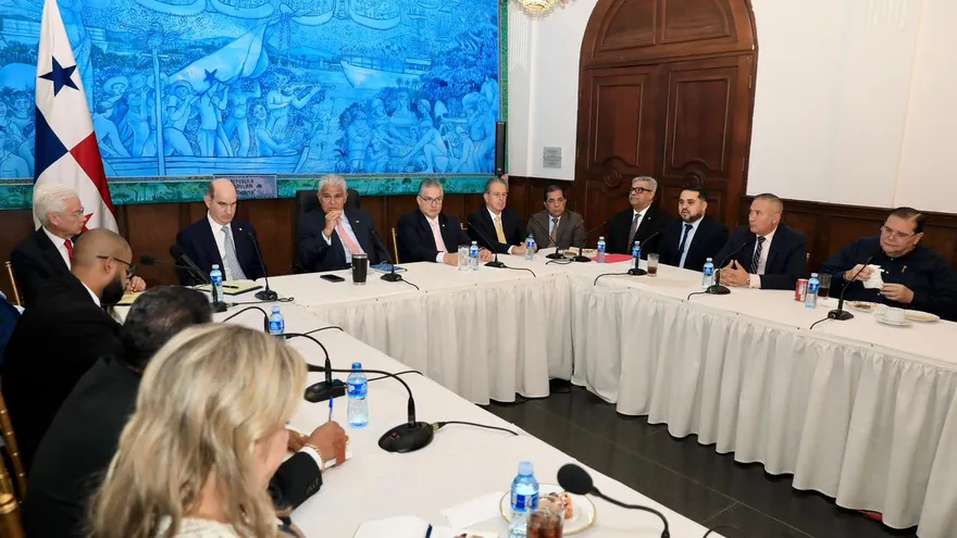 President José Raúl Mulino speaking with members of his legislative caucus during a political meeting in Panama
