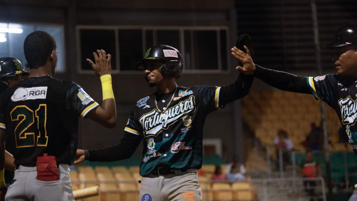 Baseball players on the field during a Béisbol Mayor semifinal game in Panama