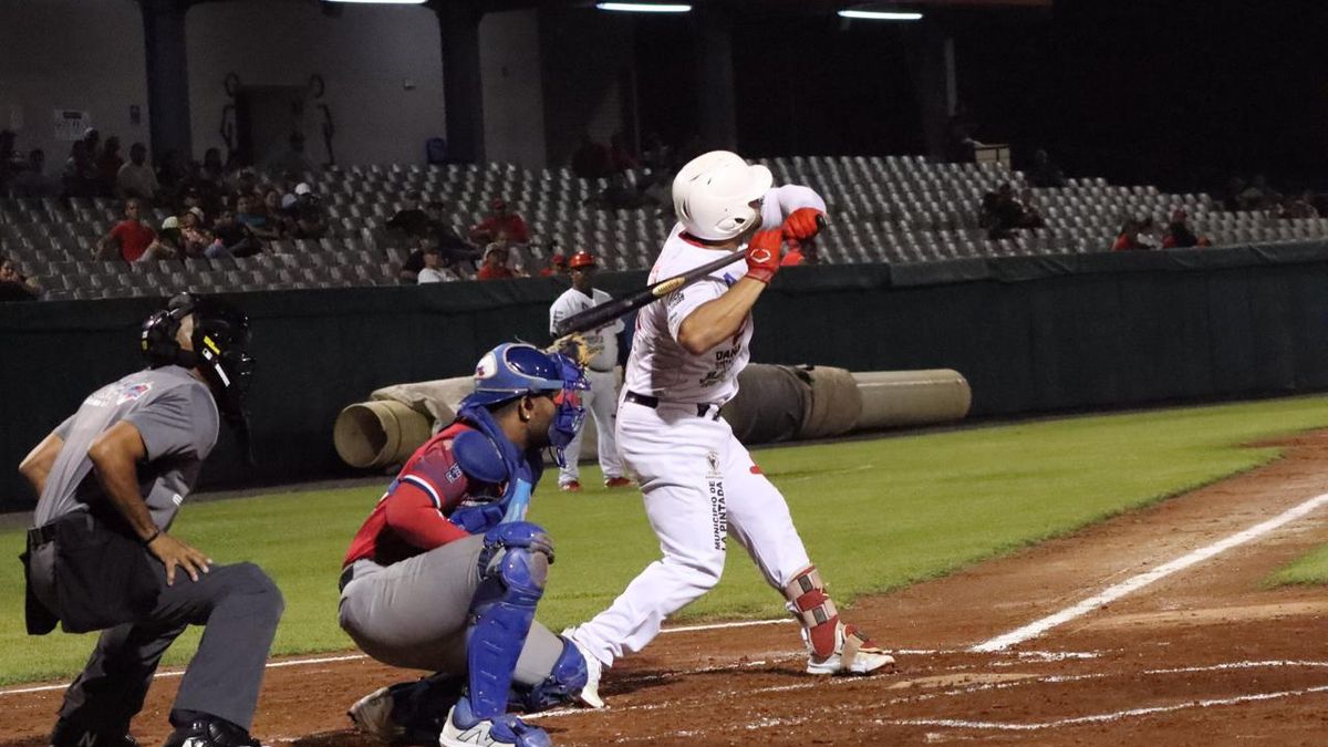 Baseball players on a field during a tense playoff game in Panama's Mayor Baseball tournament