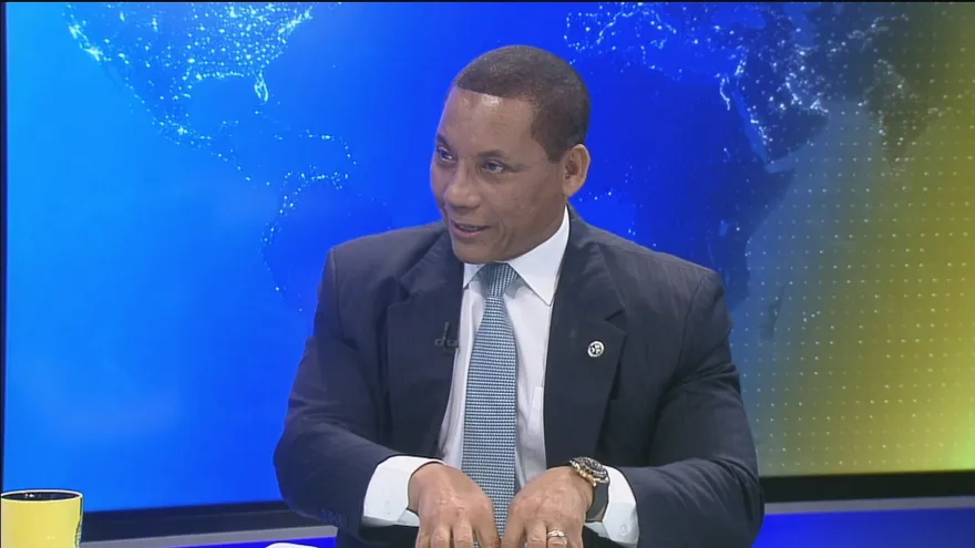 A courtroom scene in Panama with legal documents and a lawyer speaking during a judicial proceeding