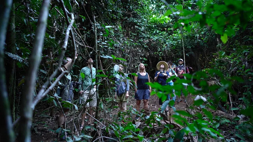 Tourist guides with visitors near a Panama City landmark, reflecting the country’s tourism certification process