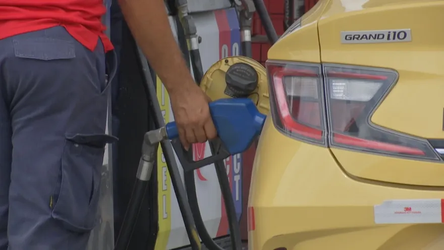 A bus and other transport vehicles at a fuel station in Panama, reflecting changes to the fuel subsidy program