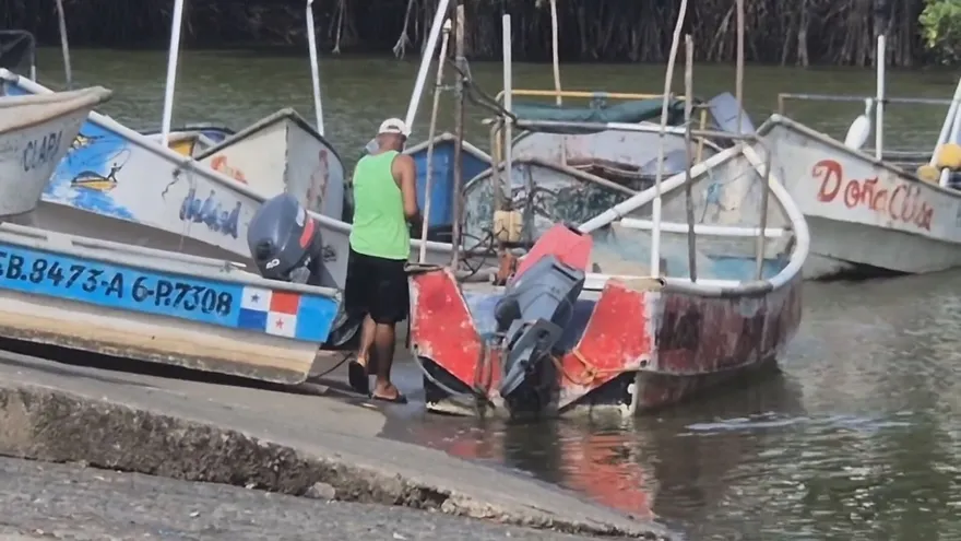 Fishermen in Herrera preparing a small boat while worrying about rising fuel costs and the impact on their daily work
