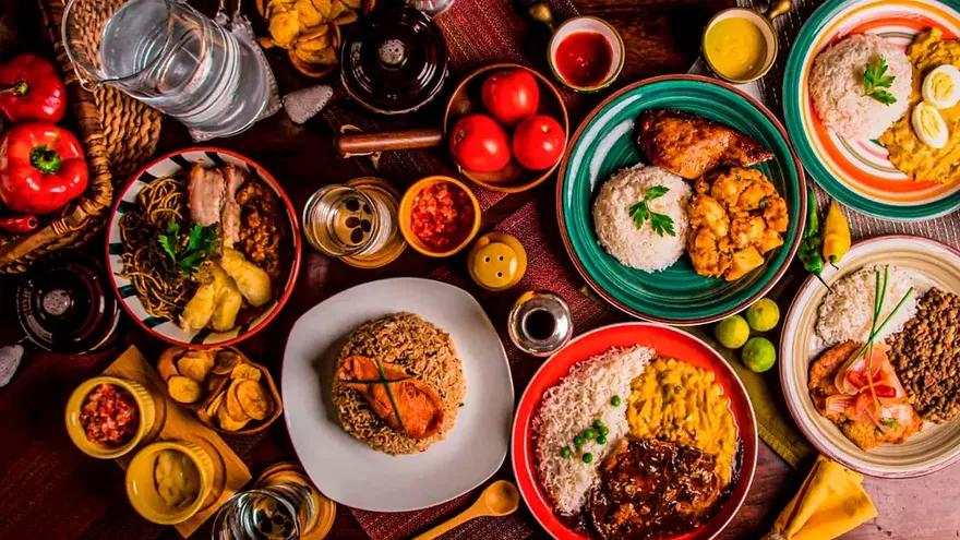 Visitors walking through a food corridor at Panamá Viejo with stalls offering dishes, drinks, and desserts