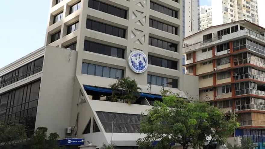 People waiting at a DGI tax office in Panama City near Vía España for vehicle and customs procedures