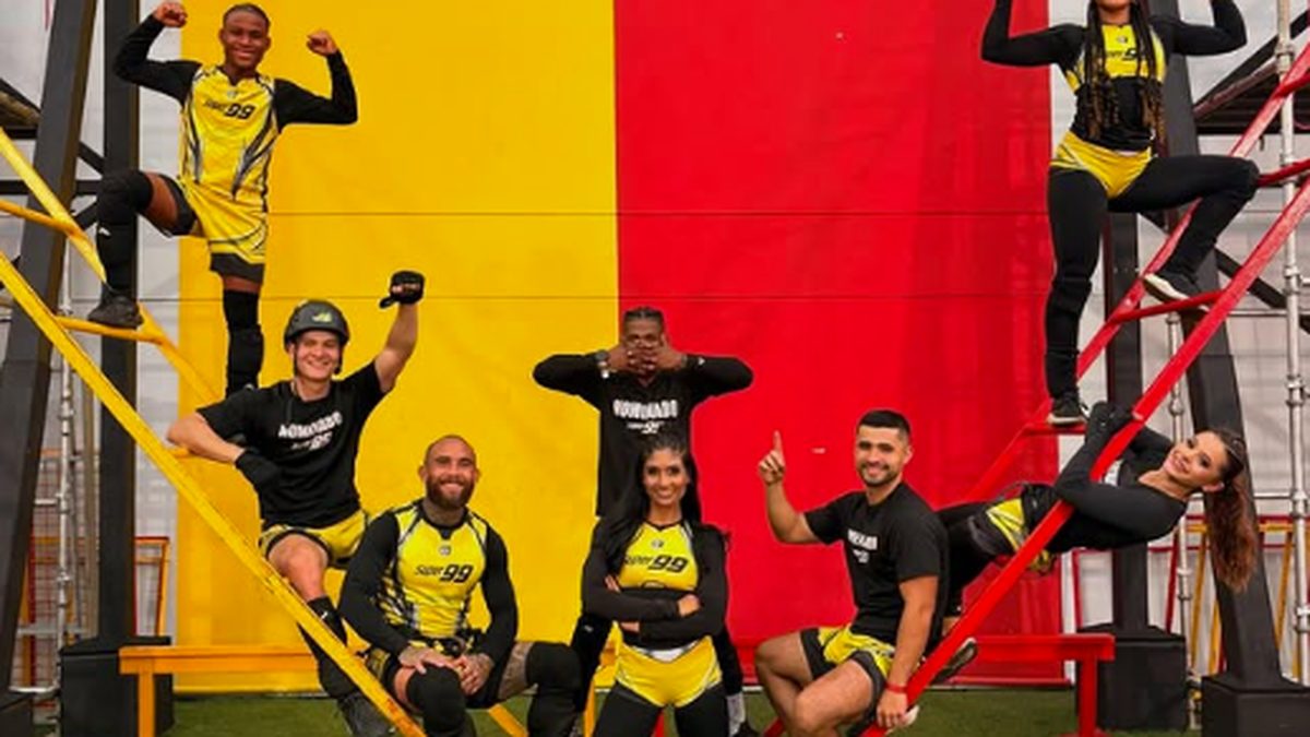 Contestants in Calle 7 Panamá competing in an athletic team challenge as Fiebre Amarilla celebrates a victory