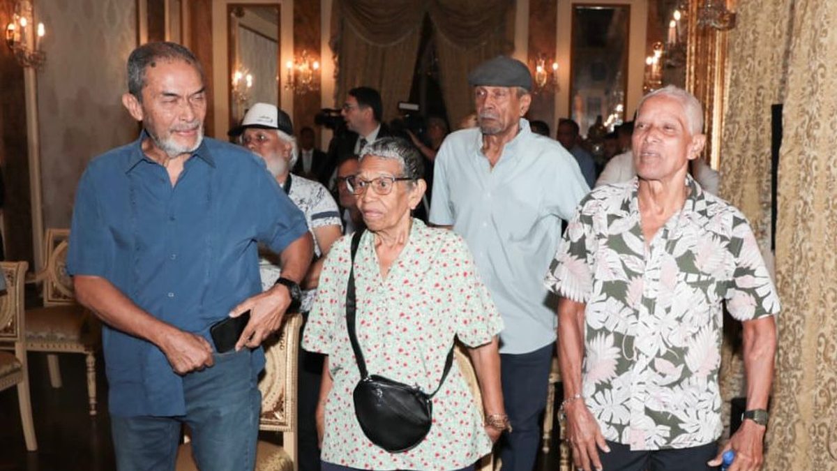 A person using a computer to access an online payment platform in Panama ahead of scheduled June disbursements