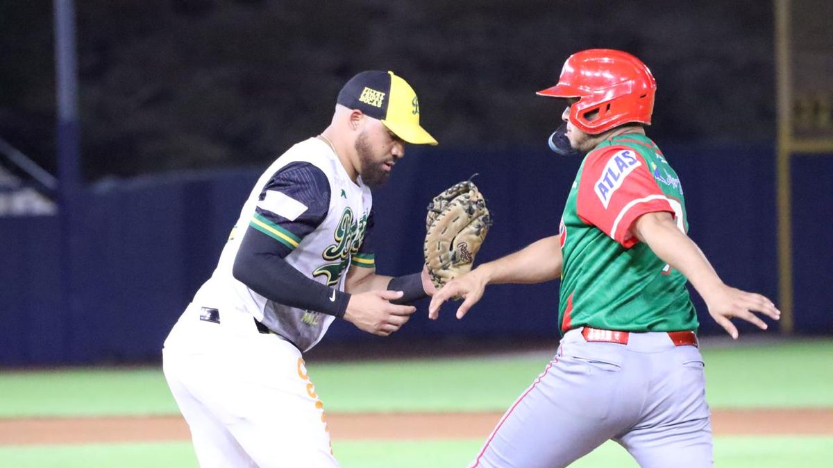Baseball teams preparing to play at Rod Carew Stadium in Panama City during a Béisbol Mayor final