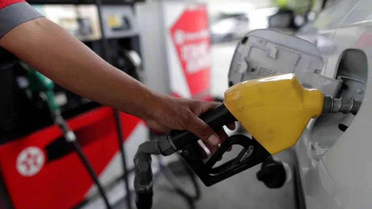 A fuel pump at a gas station in Panama with drivers filling vehicles under updated gasoline and diesel prices