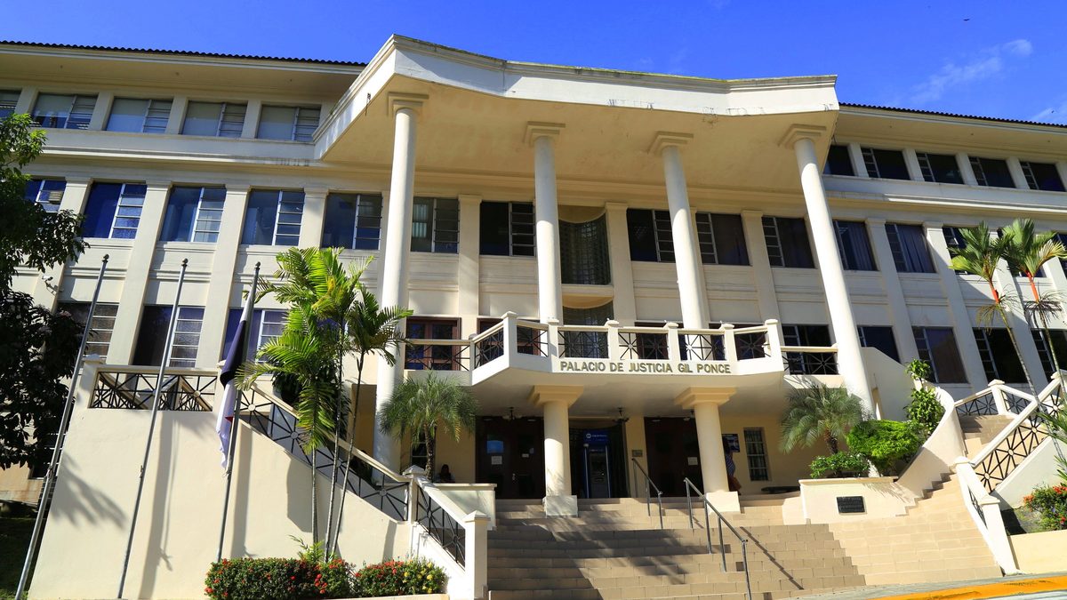 People approaching a government office entrance in Panama for a public sector job application process