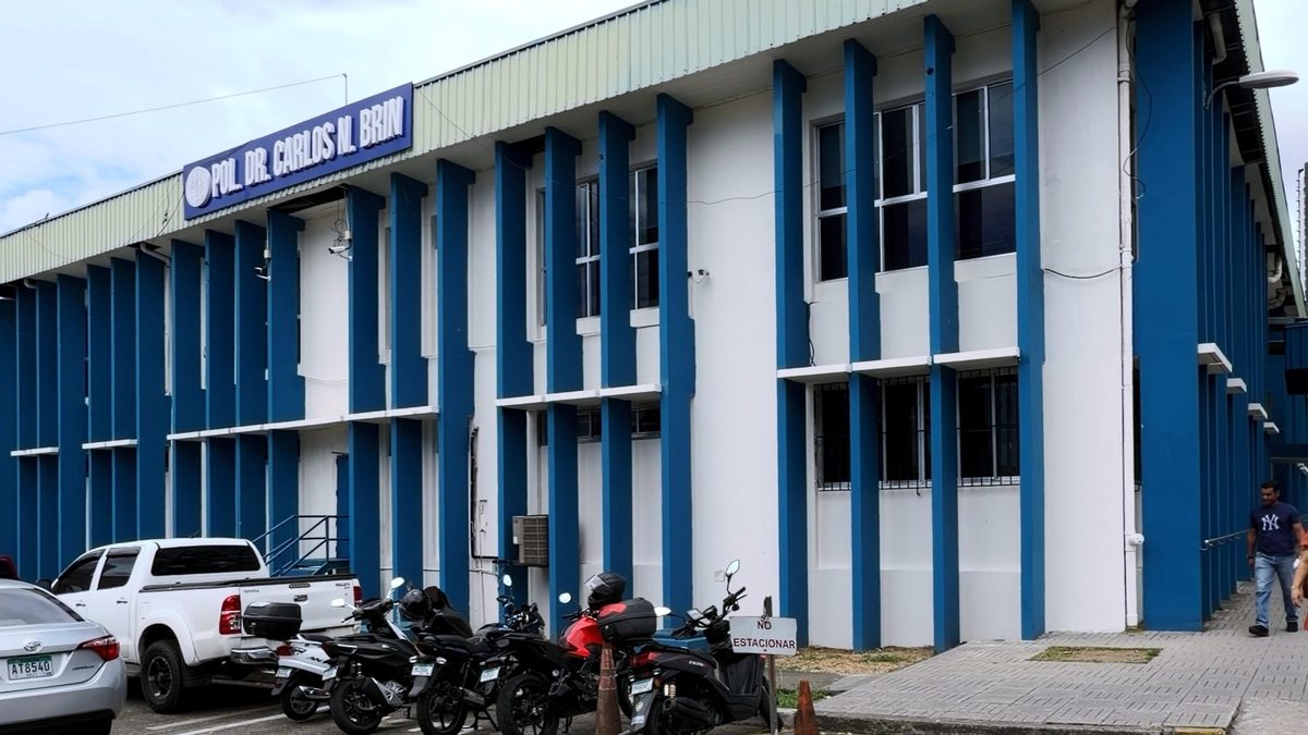 A modern medical chair used for noninvasive urinary incontinence treatment in a Panama health facility