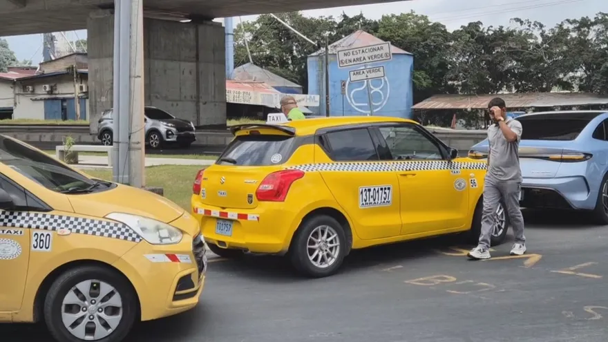 Taxi drivers standing on the Panamericana in Panamá Oeste during a protest over fuel subsidy demands